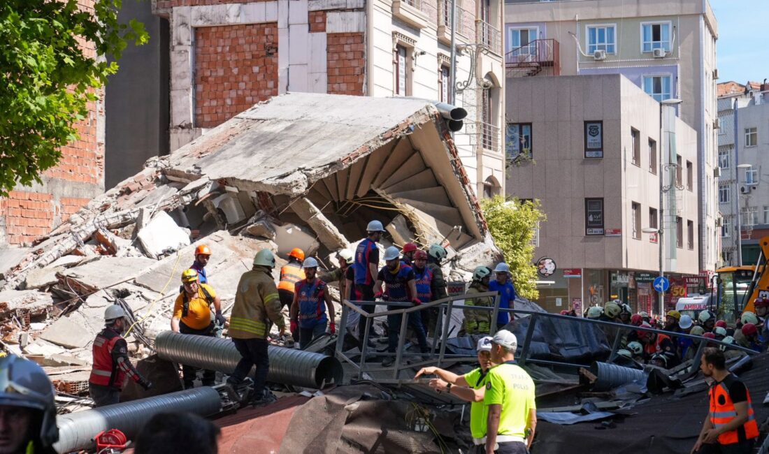 İstanbul'un Küçükçekmece ilçesinde dört katlı bina çöktü. Çöken binanın enkazından