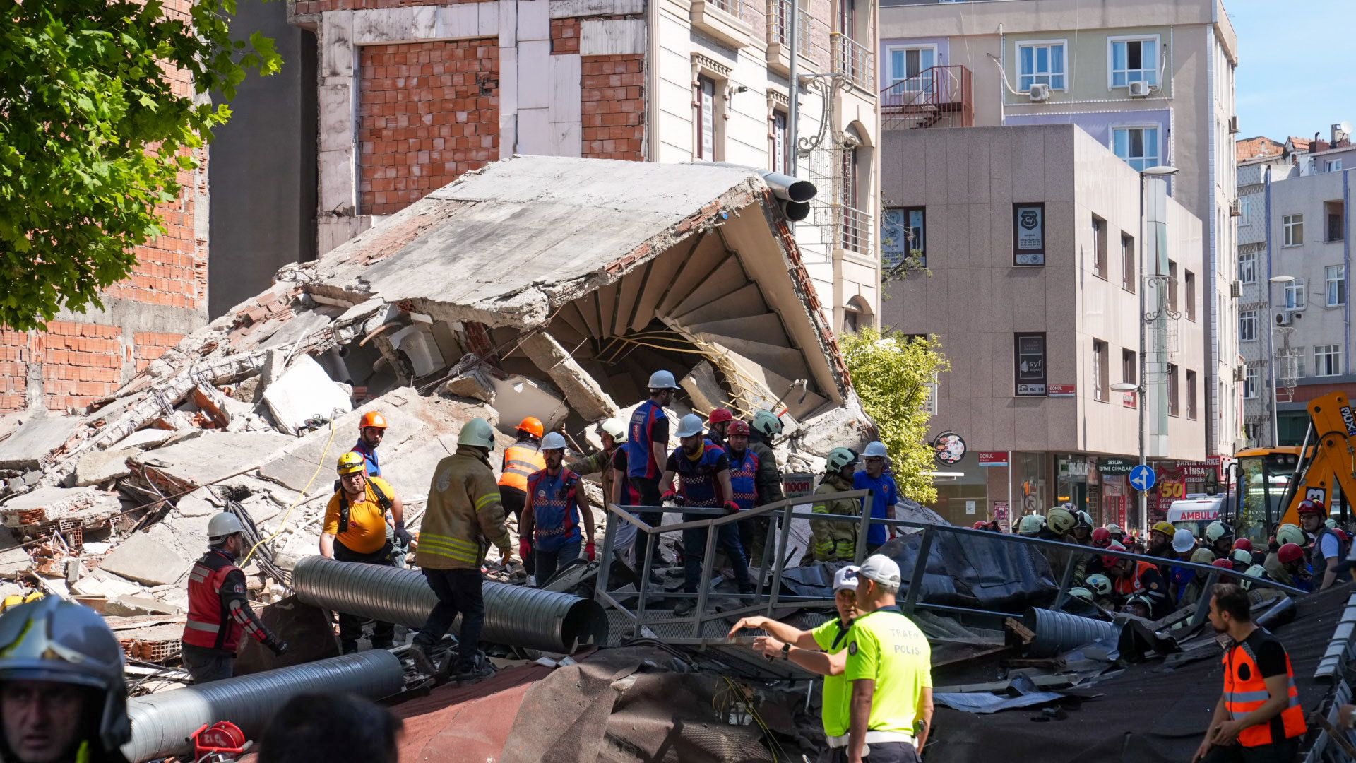 İstanbul'un Küçükçekmece ilçesinde dört katlı bina çöktü. Çöken binanın enkazından
