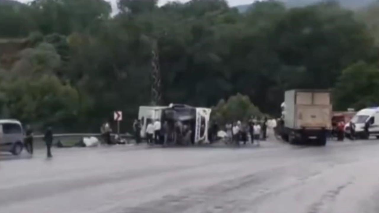 Van-Bitlis karayolunda yolcu otobüsü ile kamyonun çarpışması sonucu meydana gelen