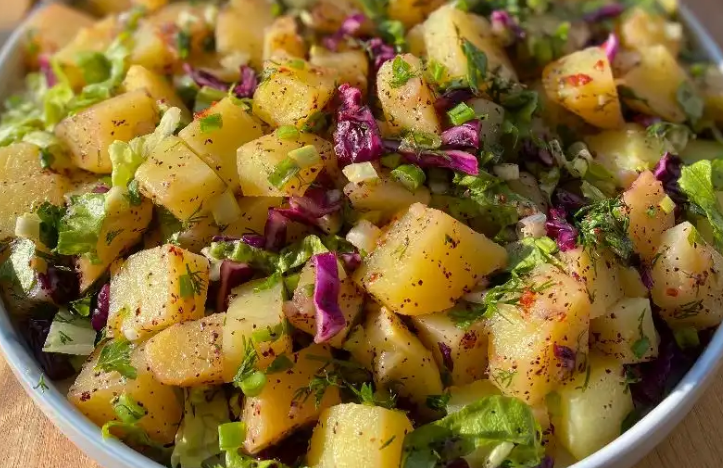 Sizlere bu tarifte vereceğimiz patates salatası tarifi 4 kişiliktir. Yaklaşık
